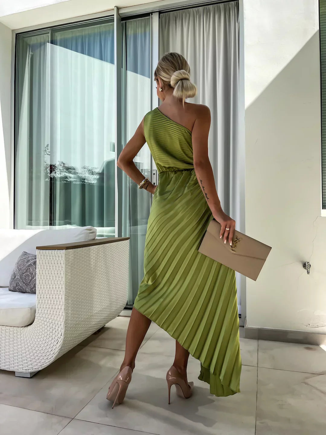 Robe Émeraude Royale – Élégance Asymétrique & Éclat Raffiné