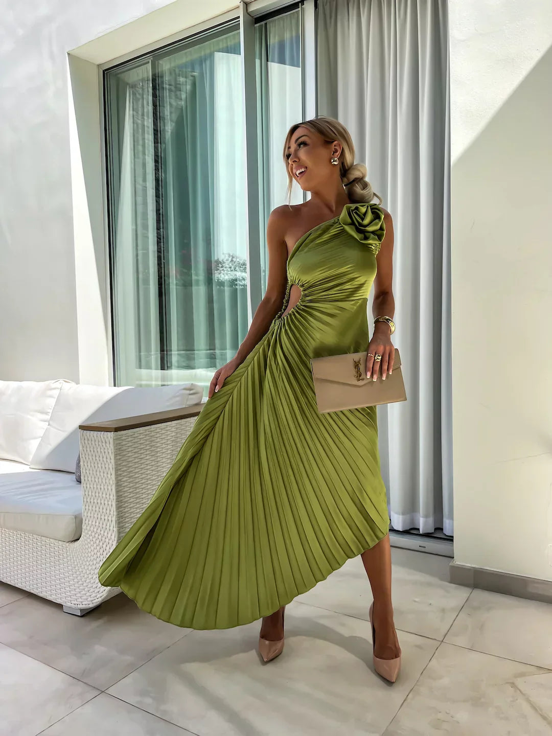 Robe Émeraude Royale – Élégance Asymétrique & Éclat Raffiné
